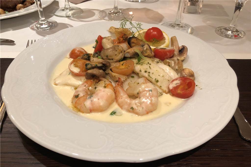 Petersfisch mit Ragout aus Muscheln, Garnelen, Champignons an Weißweinsoße