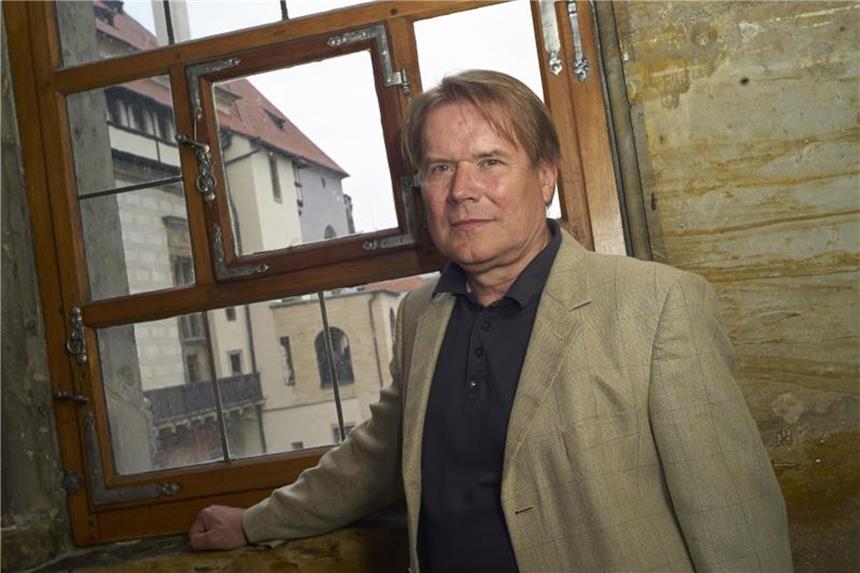 Petr Kroupa steht an der Stelle, an der am 23. Mai 1618 ein folgenschwerer Fenstersturz geschah. Foto: Michael Heitmann