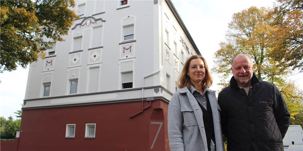 Ein Stadtteil soll schöner werden: 50 Prozent Förderung für Fassadensanierung Petra Binkhoff und Udo Büddemann vor dem Haus an der Huckarder Allee, dessen Fassaden-Erneuerung zu 50 Prozent gefördert wurde.