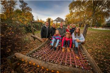 Petra Breiter (2.v.l.) und Bianka Haake (2.v.r.) mit ihren Familien auf dem Spielplatz am Wischlinger Weg: Die beiden Martener Mütter haben einen unterschiedlichen Blick auf den Stadtteil.