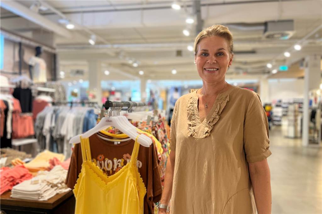 Ladendiebstahl in Haltern: „Es hat sich extrem erhöht“ Petra Buchberger steht vor einem Ständer mit Kleidung.