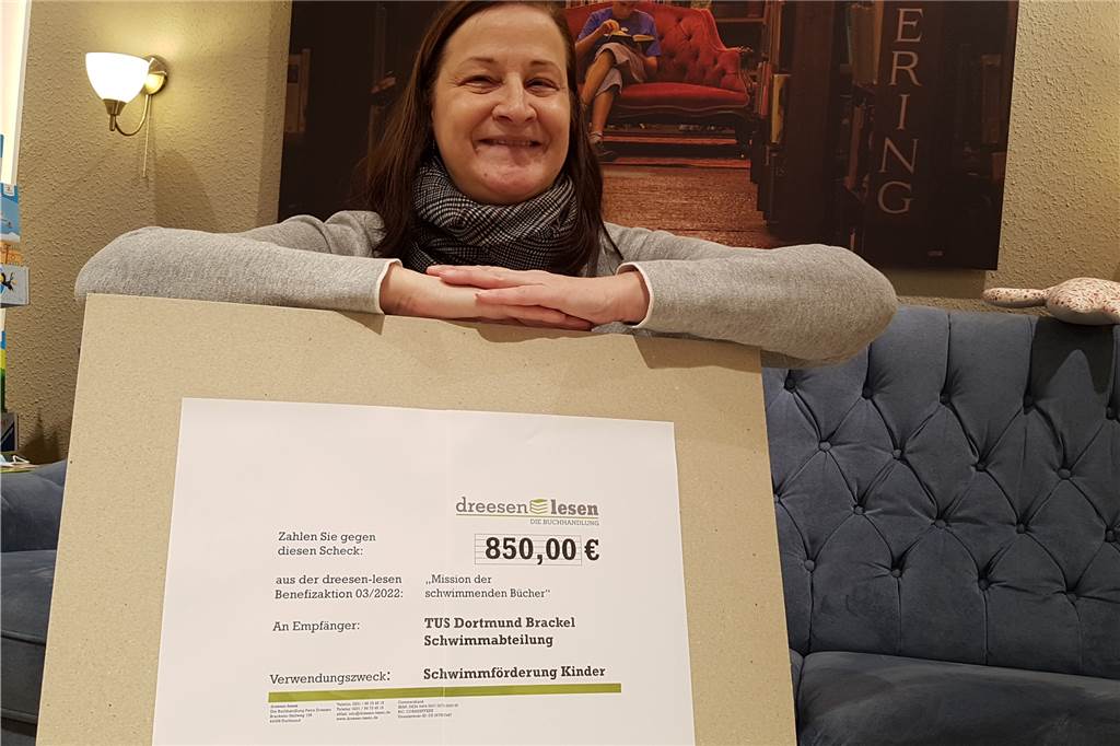 „Schwimmen ist wie lesen“ – Ungewöhnliche Spenden-Aktion hilft Brackeler Verein Petra Dreesen ist sichtlich glücklich über die zusammengetragene Spendensumme. 850 Euro sind für den TUS Brackel zusammengekommen.