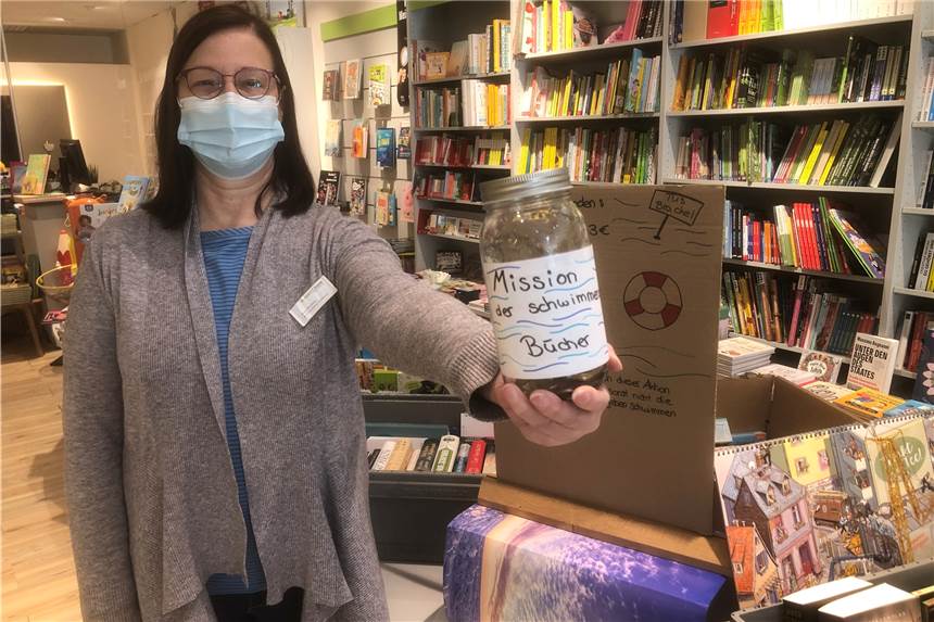 „Schwimmen ist wie lesen“ – Ungewöhnliche Spenden-Aktion hilft Brackeler Verein Petra Dreesen von der Buchhandlung dreesen-lesen unterstützt die Schwimmabteilung von TuS Bracjel mit einer Spendenaktion. Sie sagt: "Schwimmen ist wie lesen. Man muss es als Kind lernen."