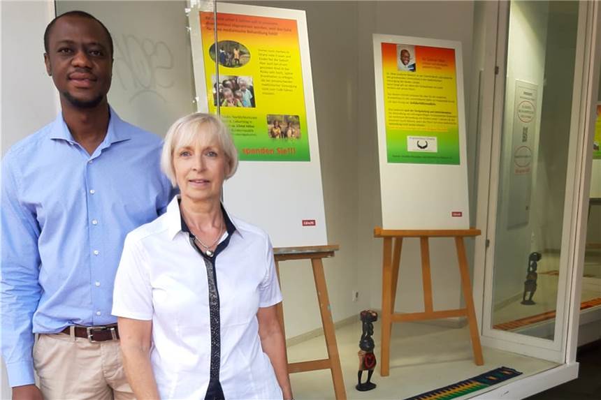 Krankenhaus für Ghana - ein Spendenprojekt in Bildern Petra Griewel und Dr. Samuel Okae zeigen bei einer Schaufenster-Ausstellung auf der Lange Straße, wie das Krankenhaus-Projekt in Ghana wächst und welche Intentionen dahinter stehen.