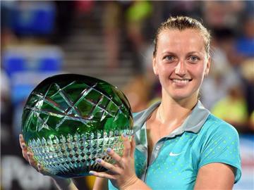 Petra Kvitova hat das rein tschechische Finale in Sydney für sich entschieden und strahlt mit Trophäe um die Wette. Foto: Dean Lewins