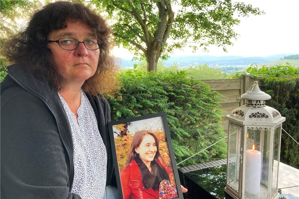 Fünf Menschen getötet: Urteil gegen Trierer Amokfahrer gefällt Petra Lieser sitzt mit einem Foto ihre Tochter in ihrem Garten in Trier. Die Tochter Katja Lieser war am 1. Dezember 2020 bei einer Amokfahrt in Trier getötet worden