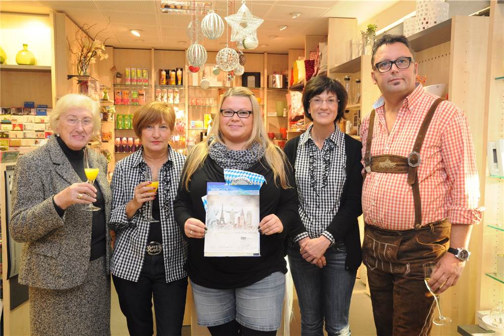 Traditionsgeschäft Lonnemann in Selm schließt: Nach mehr als 100 Jahren Petra Lonnemann (2.v.r.) hat sich gern an den Aktionen der Werbegemeinschaft in der Selmer Altstadt beteiligt. Wie bei der Blau-Weißen Woche.