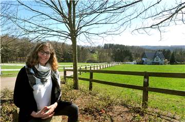 Petra Müller-Kramer liebt die grüne Umgebung von Villigst: hier am Höhenweg mit Blick zum Wald.