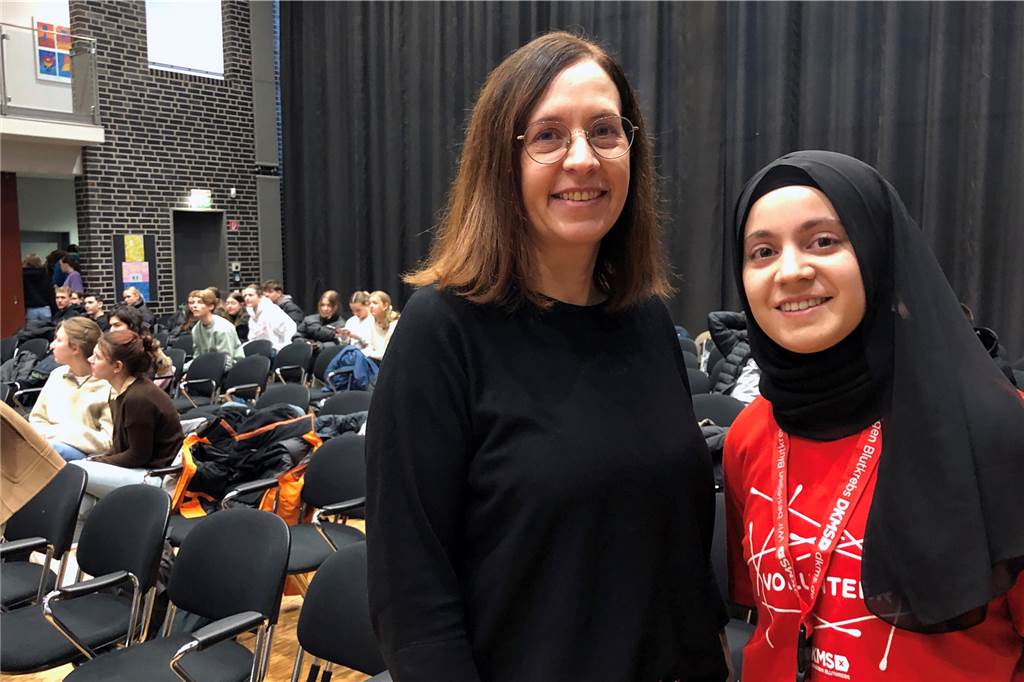 Spenderin Petra Nordkamp (l.) und Esra Demircioglu (r.) von der DKMS