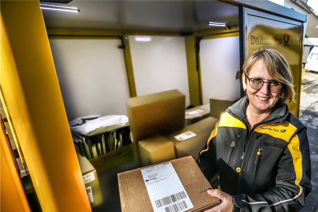 Stille Post mit Street-Scooter: Bei Zustellerin Petra Plettenberg rappeln nur die Pakete Petra Plettenberg kommt von drei Seiten an die Ladefläche heran.
