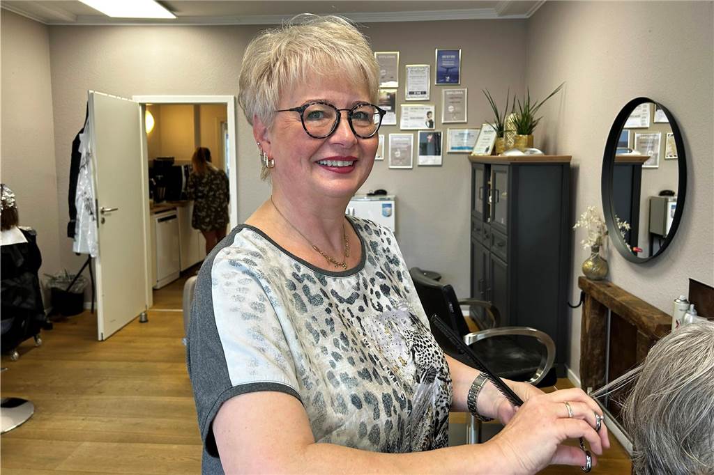 „Ich lebe diesen Beruf“: Friseurmeisterin (40) eröffnete trotz Corona Salon Petra Schlüter schneidet einer Kundin die Haare.