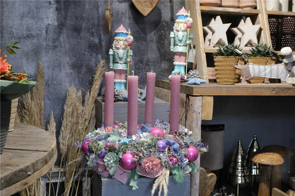 Kirchhellener Floristen stellen aus: Aktionen in der Vorweihnachtszeit Petra Timmerhaus von Blütenzauber hat dieses Jahr auch einige Produkte in „Candy-Farben“ in petto.