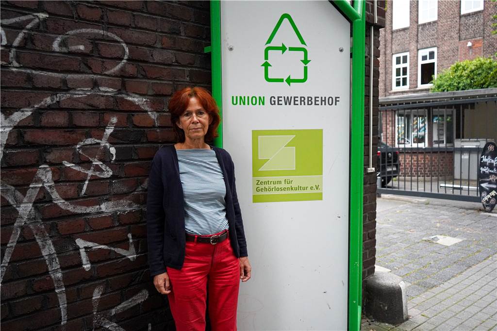 Warum hörbehinderte Menschen besonders unter der Maskenpflicht leiden Petra Uhlich (61) ist selbst hörbehindert und hilft als Sozialarbeiterin Betroffenen.