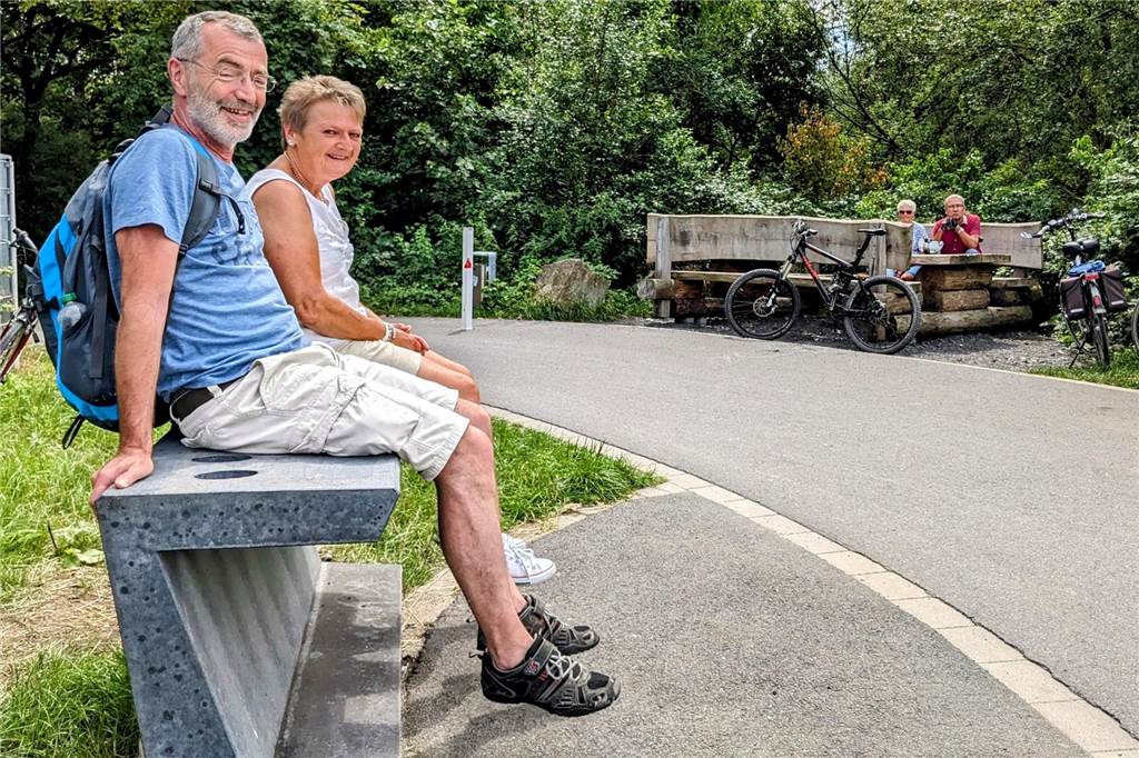 Kunst oder Getränkehalter? Löchriges Betonteil an der Lippe gibt Rätsel auf Baumelbank