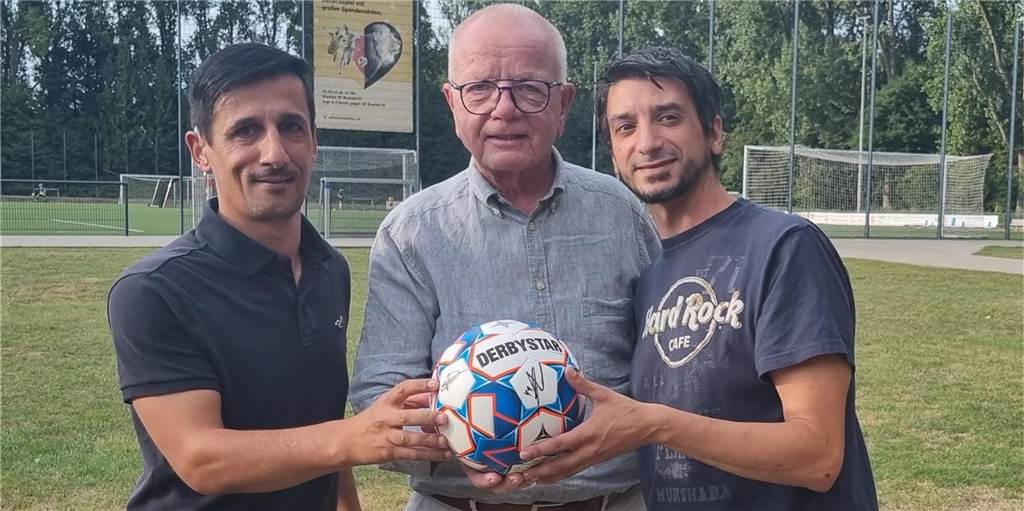 Besonderes Dortmunder Fußball-Team findet neue Heimat – Klub stellt Forderungen Petros Papadoulos, Hans-Walter von Oppenkowski und Lorenzo Sapienza posieren gemeinsam.