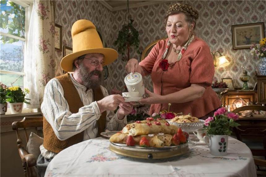 „Pettersson und Findus 3“: Wenn kleine Kater groß werden Pettersson (Stefan Kurt) und Beda (Marianne Sägebrecht) lassen es sich gut gehen. Foto: Anke Neugebauer/Wild Bunch Germany