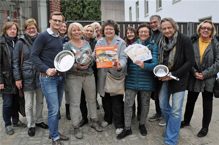 Dorstener Spendenaktion „Adventslichter“ ist super angelaufen Pfannen, Töpfe, Sandwichmaker und Freikarten für einen Familienbesuch im Atlantis-Erlebnisbad - die Partner der Adventslichter-Aktion freuen sich, dass dank der Spendenbereitschaft der Dorstener schon viele Wünsche erfüllt werden können.