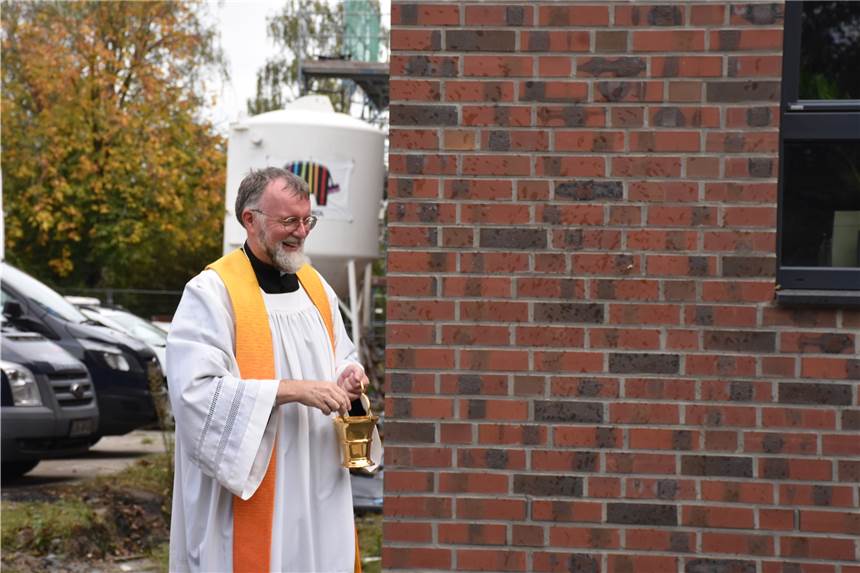 Neues Leben in St. Konrad: Verwaltung gesegnet, aber Warten auf Kapelle Pfarrdechant Jürgen Schäfer segnete das Gebäude der Zentralrendantur sichtlich mit Spaß.