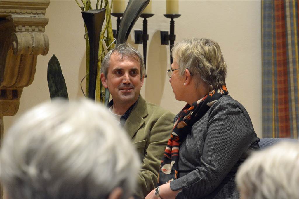 Diskussion im Rathaus: Missbrauch und Zukunft der Kirche rücken in den Fokus Pfarrer Alexander Meese im Gespräch mit Pastoralreferentin Brunhilde Oerstermann-Giersch