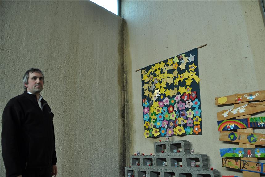 Wasserschaden schlimmer als angenommen Pfarrer Alexander Meese vor einer der mit Schimmel befallenen Wände im Bonhoeffer-Zentrum.
