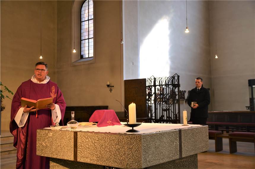 Im Video: „Kleines Gedenken“ in St. Agatha zum 75. Jahrestag der Bombardierung Pfarrer Dr. Stephan Rüdiger gedachte der Opfer der Bombardierung vor 75 Jahren, schlug aber auch den Bogen zur heutigen Zeit.