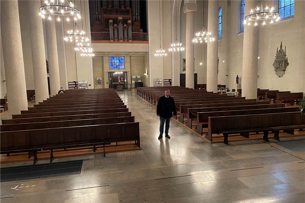 Das letzte Weihnachten in Dorstens Stadtkirche vor der Renovierung Pfarrer Dr. Stephan Rüdiger möchte auf Augenhöhe mit den Gläubigen agieren, aber der erhöhte Altar kann aus unterschiedlichen Gründen nicht in die Mitte der Agathakirche versetzt werden.