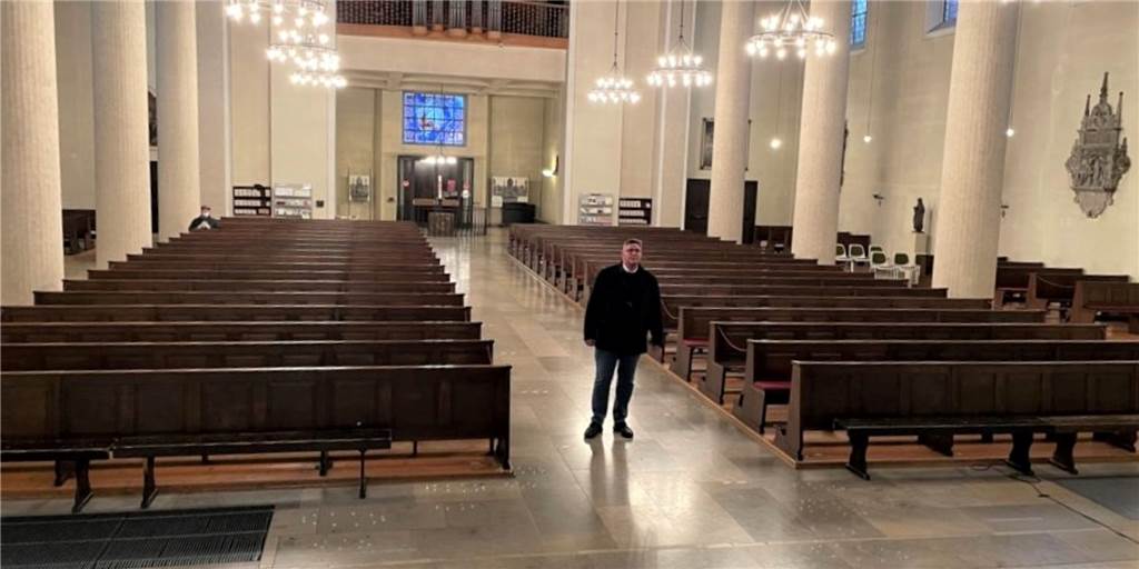 Exodus: Wie ein Pfarrer in Dorsten um jedes Mitglied seiner Gemeinde kämpft Pfarrer Stephan Rüdiger in der leeren Agathakirche