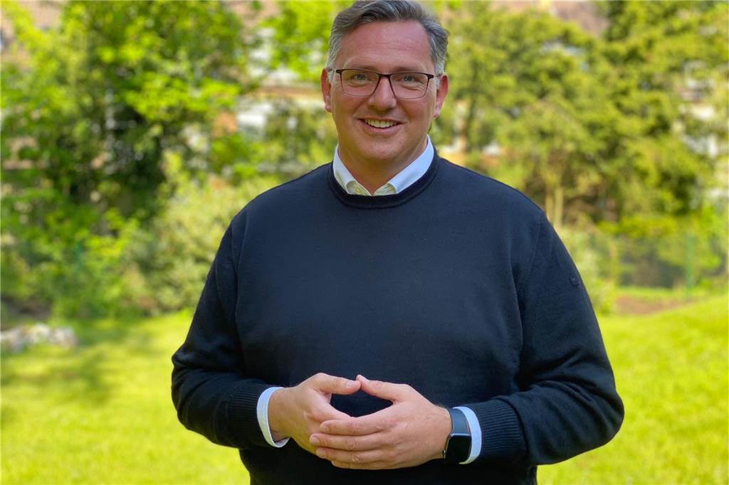 „Schmierenkomödie“ um den Tisa-Brunnen: Wer wusste wann was? Pfarrer Dr. Stephan Rüdiger (St. Agatha) präsentierte der Öffentlichkeit in der Ratssitzung am 30. Juni den alternativen Brunnenstandort.