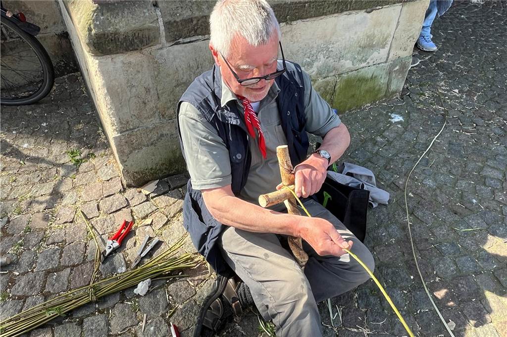 Pfarrer em. Klemens Emmerich fertigte Kreuze aus heimischem Holz und Weidenruten