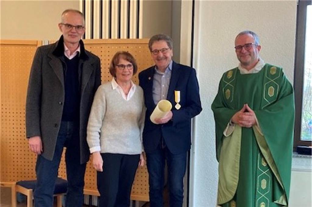 Christus unser Friede: Hans-Günter Schwingeler erhält päpstlichen Orden Pfarrer Guido Hoernchen (r.) und der geschäftsführende Kirchenvorstands-Vorsitzende Johannes Ridder gratulierten Ordensträger Hans-Günter Schwingeler (mit Ehefrau Birgit).