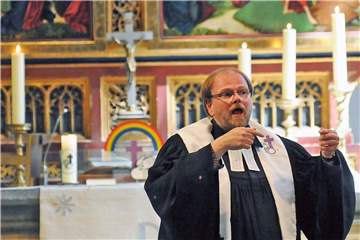 Pfarrer Hendrik Korthaus ist seit 20 Jahren Gehörlosen-Seelsorger der evangelischen Kirche, hier auf einem Archivfoto bei einem Gehörlosen-Gottesdienst in St. Georg.