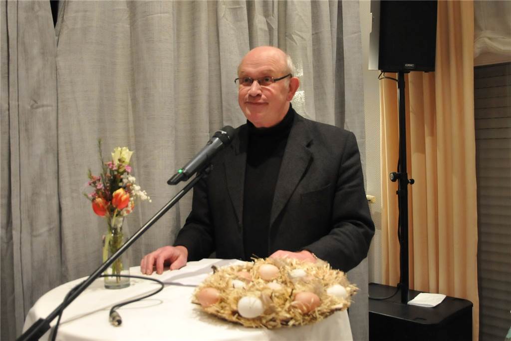 Die KFD-Theaterfrauen aus Ahle verraten auf der Bühne, was in jeder Frau steckt Pfarrer Josef Leyer war an diesem Abend nicht nur Zuschauer. Mit seinem Stück rund ums Ei amüsierte er die Gäste.