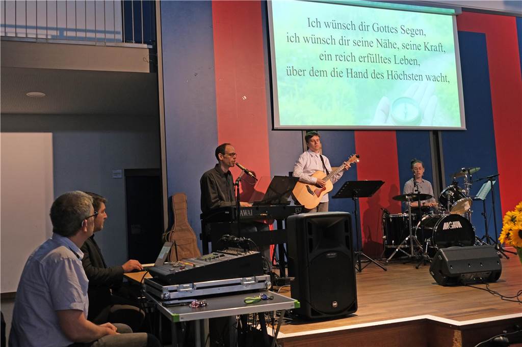 Pfarrer Klaus Fischer hielt den Gottesdienst, der musikalisch von einer Band unter der Leitung von Joas Hofsommer begleitet wurde.