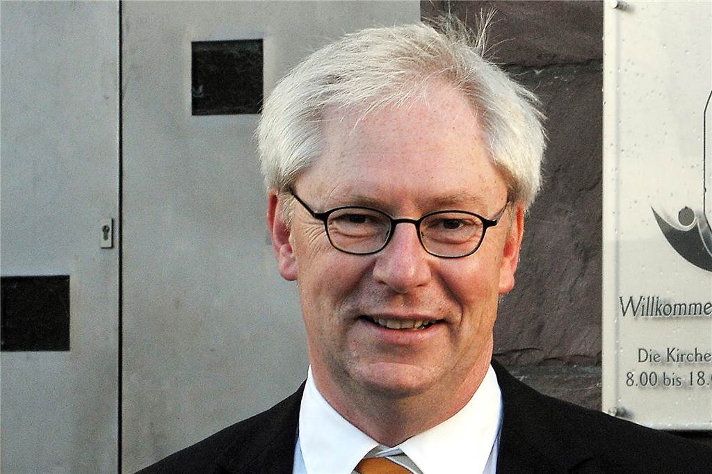 Pfarrer Martin Ahls: Neben dem „Warum“ bleibt am Ende ein „du fehlst“ Pfarrer Martin Ahls stand den Angehörigen der Absturzopfer nah zur Seite und öffnete die Sixtuskirche als zentralen Trauerort. Er sagte damals: „Gemeinsam da zu sein, hilft nicht über den Verlust hinweg, aber es zeigt Solidarität und etwas davon, dass wir gemeinsam stärker sind.“