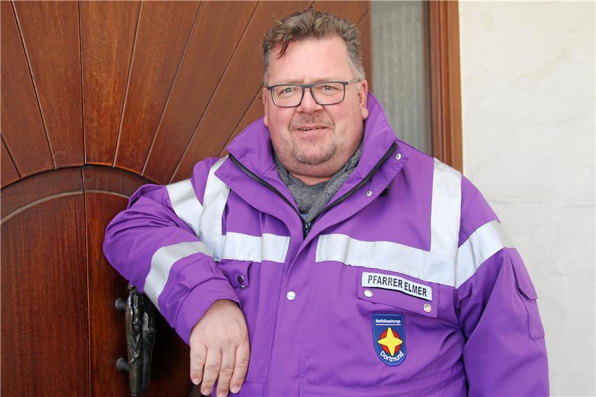 Erste Hilfe für die verletzte Seele kommt in lilafarbenen Jacken Pfarrer Meinhard Elmer ist Dekanatsbeauftragter für die Notfallseelsorge der katholischen Kirche in Dortmund.