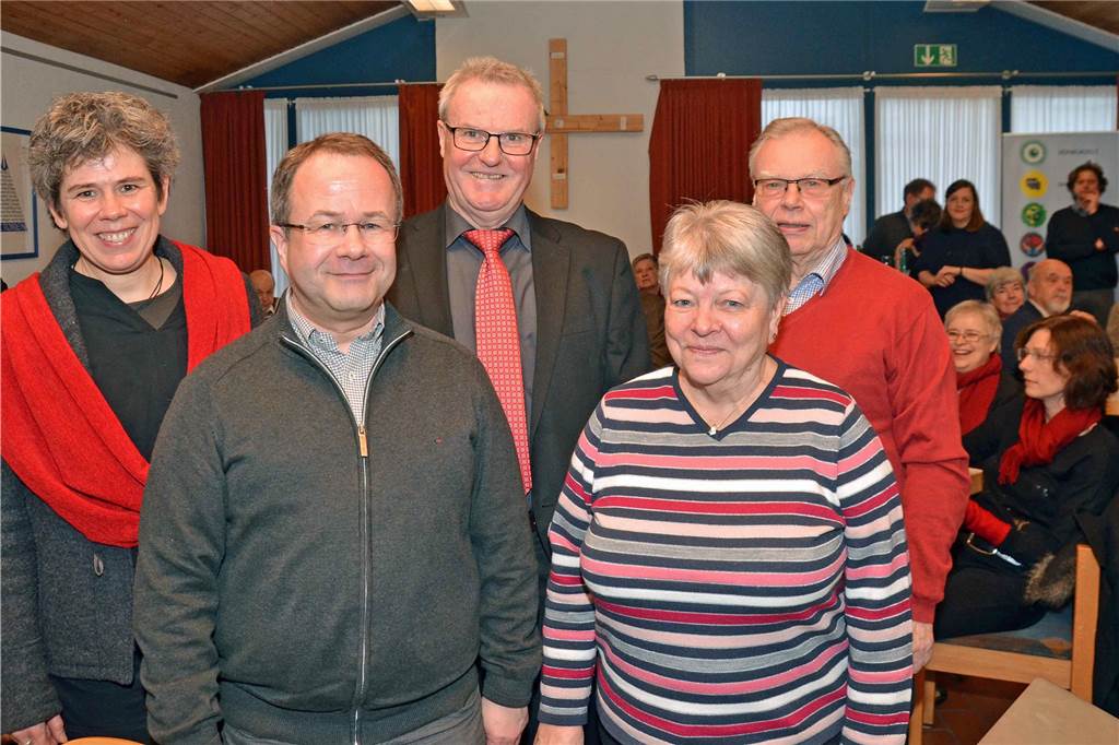 Pfarrer Michael Mombauer (2.v.l.), Jutta Beese (v.l.) und Frank Grundner freuten sich 2019 beim Neujahrsempfang in der St. Gottfried-Gemeinde über den Besuch zahlreicher Gäste, darunter Margret und Herbert Bastian vom benachbarten ev. Johannes-Bezirk.