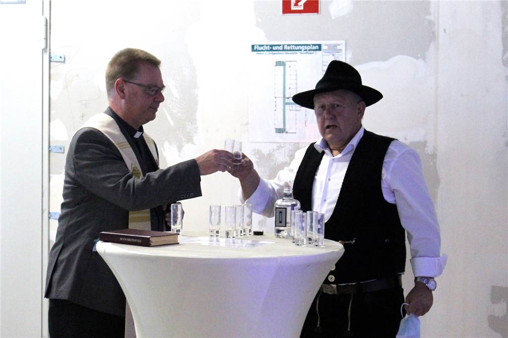 Richtfest des Krankenhaus-Neubaus: Der Rohbau ist fertig Pfarrer Michael Ortwald und Zimmermann Dietmar Jäger gaben dem Rohbau ihre Segen.