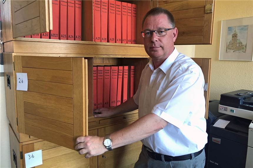 Pfarrer Michael Ortwald zeigte am Tag nach dem Überfall Schränke, die die Diebe aufgebrochen haben.
