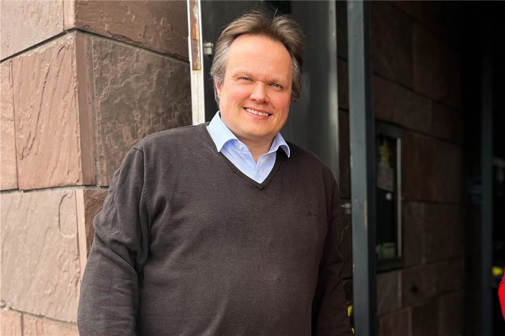 Sixtus-Pfarrei gewährt Kirchenasyl: Angst vor Abschiebung nach Osteuropa Pfarrer Michael Ostholthoff vor der Kirchentür von St. Marien