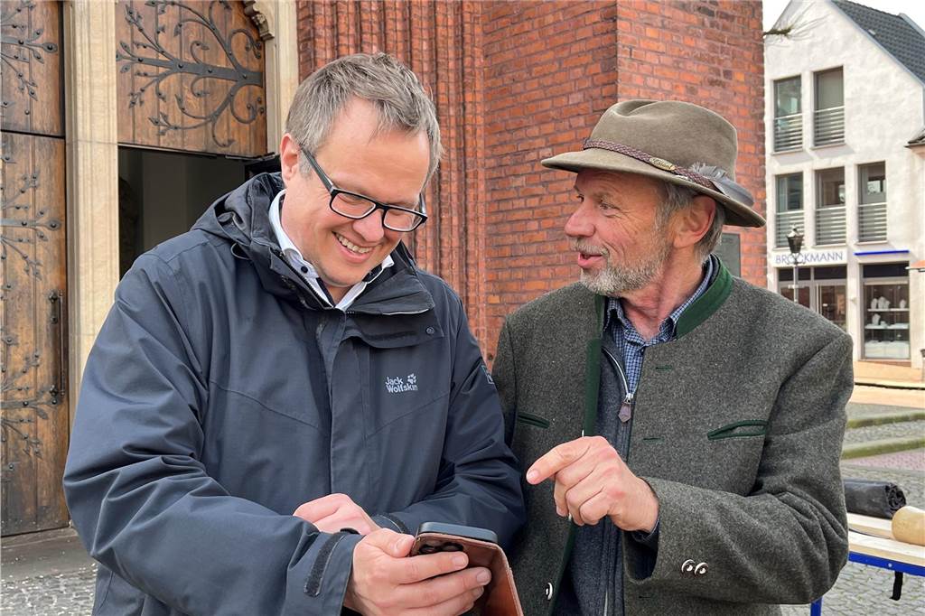 Späne flogen auf dem Markt: Komplimente für bayerischen Holzbildhauer Michael Ostholthoff mit Ernst Franz.