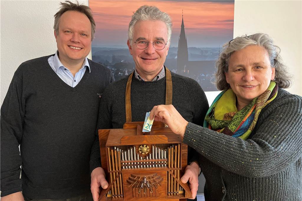 Viel Zukunftsmusik: Sixtus-Pfarrei macht den Annaberg zum Kulturort Pfarrer Michael Ostholthoff, Kantor Thomas Drees und Cäcilia Scholten (Referentin St. Sixtus) mit einer Orgel-Spendenbox.