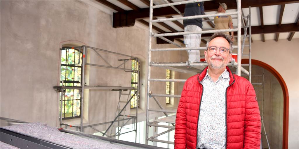 Fenster, Lampen, Heizung, Anstrich: Christuskirche wird aufwendig saniert Pfarrer Olaf Goos auf der Orgelbühne in der Christuskirche. Aktuell führen dort die Handwerker das Kommando. Die evangelische Kirche wird bis September aufwendig umgebaut.