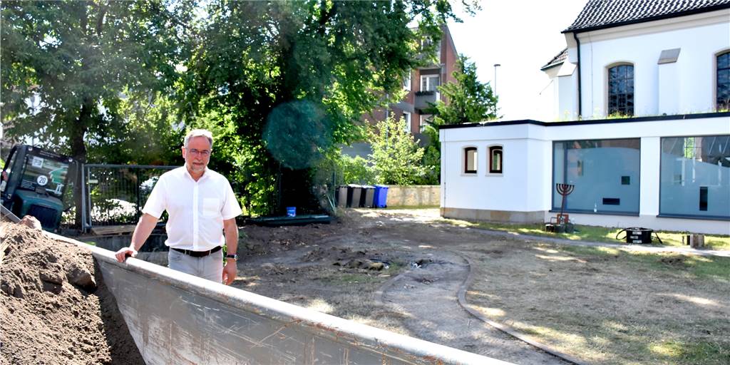 Pfarrer Olaf Goos freut sich auf Gartenpark und neue Freilichtbühne Pfarrer Olaf Goos im Garten der evangelischen Christusgemeinde: Dort entsteht gerade ein Gartenpark samt neuer Freilichtbühne. Wenn alles glatt geht, soll schon in diesem Herbst alles fertig sein.