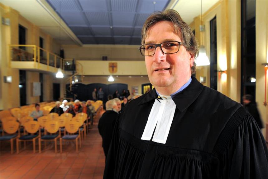 Pfarrer Pfläging sagt Schwerter Gemeinde ab Pfarrer Ortwin Pfläging, hier vor seiner Probepredigt im Paul-Gerhardt-Haus.