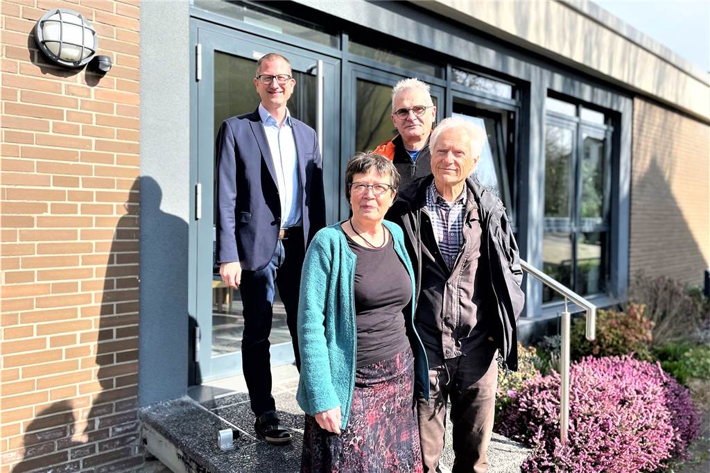 Konvertierte Christen: „Hier fühlen wir uns zum ersten Mal gut aufgehoben“ Pfarrer Robert Geßmann mit drei konvertierten Christen: Sein alt-katholisches Bistum erlebt aktuell einen Zulauf.