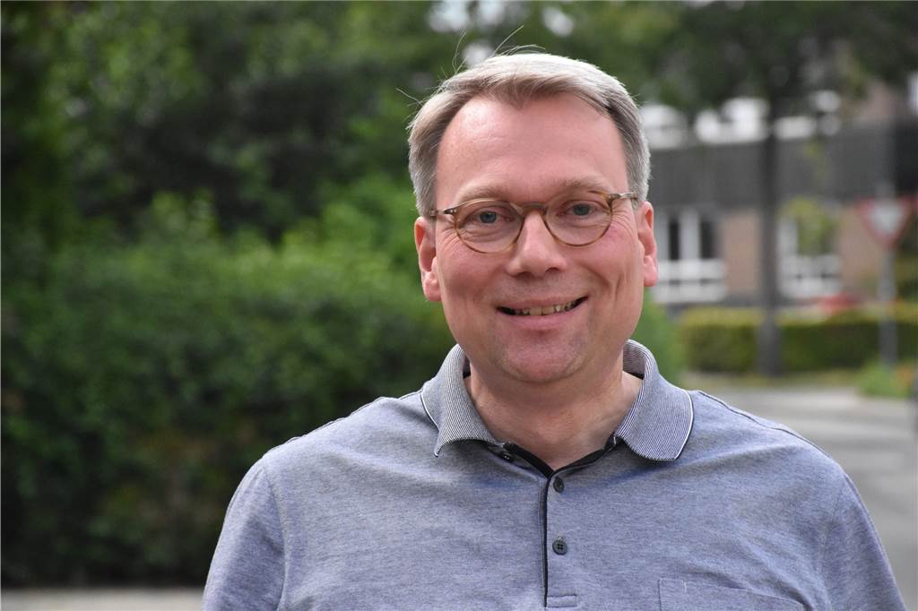 Neuer NRW-Ministerpräsident Hendrik Wüst kommt in Ahaus gut an Pfarrer Stefan Jürgens hält sich mit der Einschätzung über die Wahl von Hendrik Wüst zurück. Es sei eine sehr demokratische Entscheidung gewesen, erklärt er.