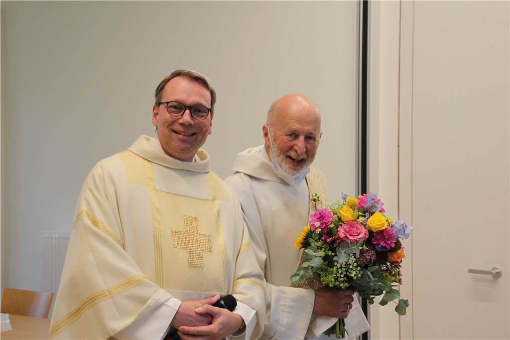 Mit Video: Gemeinde feiert halbierte Josefskirche und das große Diakon-Los Pfarrer Stefan Jürgens (l.) bedankte sich bei Diakon Josef Korthues mit einem Blumenstrauß.