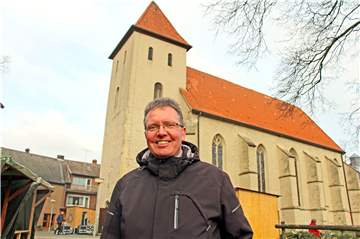 Pfarrer Thomas Themann vor der Friedenskirche.