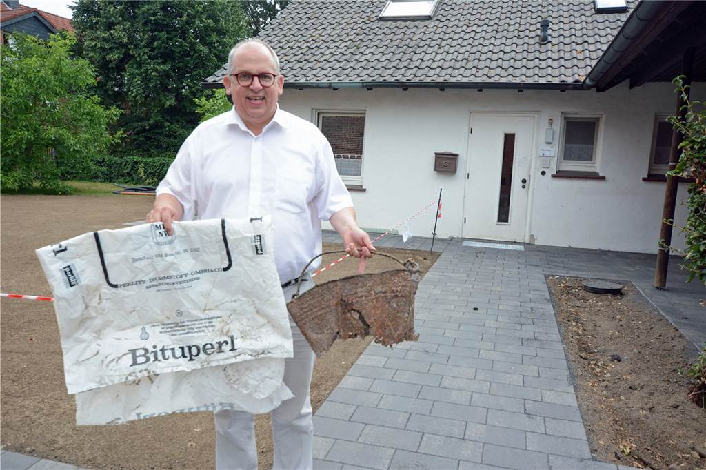 Pfarrer Thorsten Melchert feiert in Olfen drei Geburtstage auf einmal Pfarrer Thorsten Melchert sorgte unter anderem auch dafür, dass der Außenbereich zwischen Pfarrhaus und Kirche saniert wurde.
