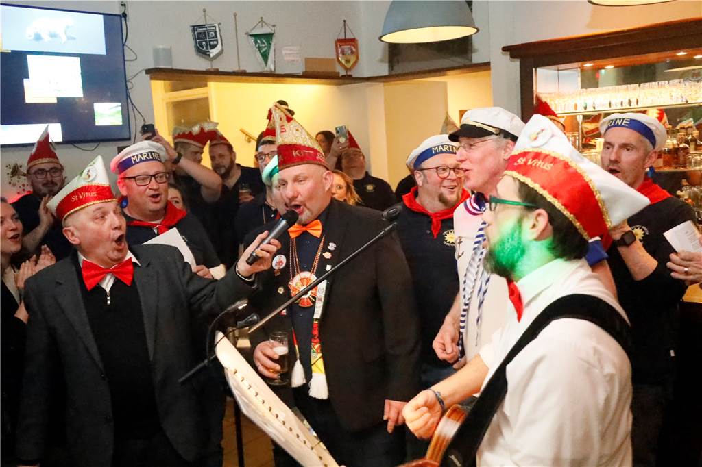 Olfener Gardeabend voller Erfolg: Wer stiehlt der Prinzengarde die Schau? Pfarrer Ulrich Franke (l.) und Martin Reuter (r.) sangen spontan mit Johann Frank.
